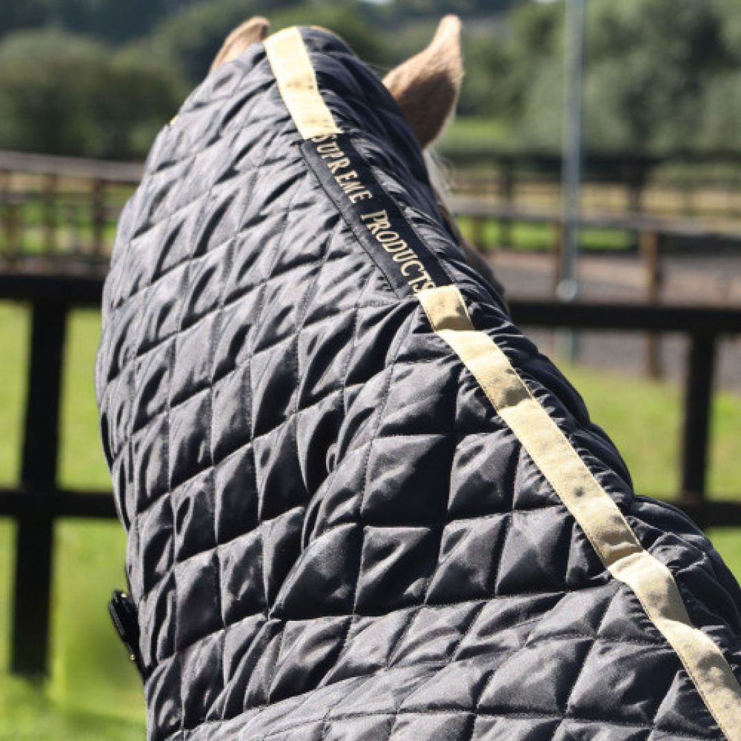 Supreme Products Show mit gesteppter Kapuze