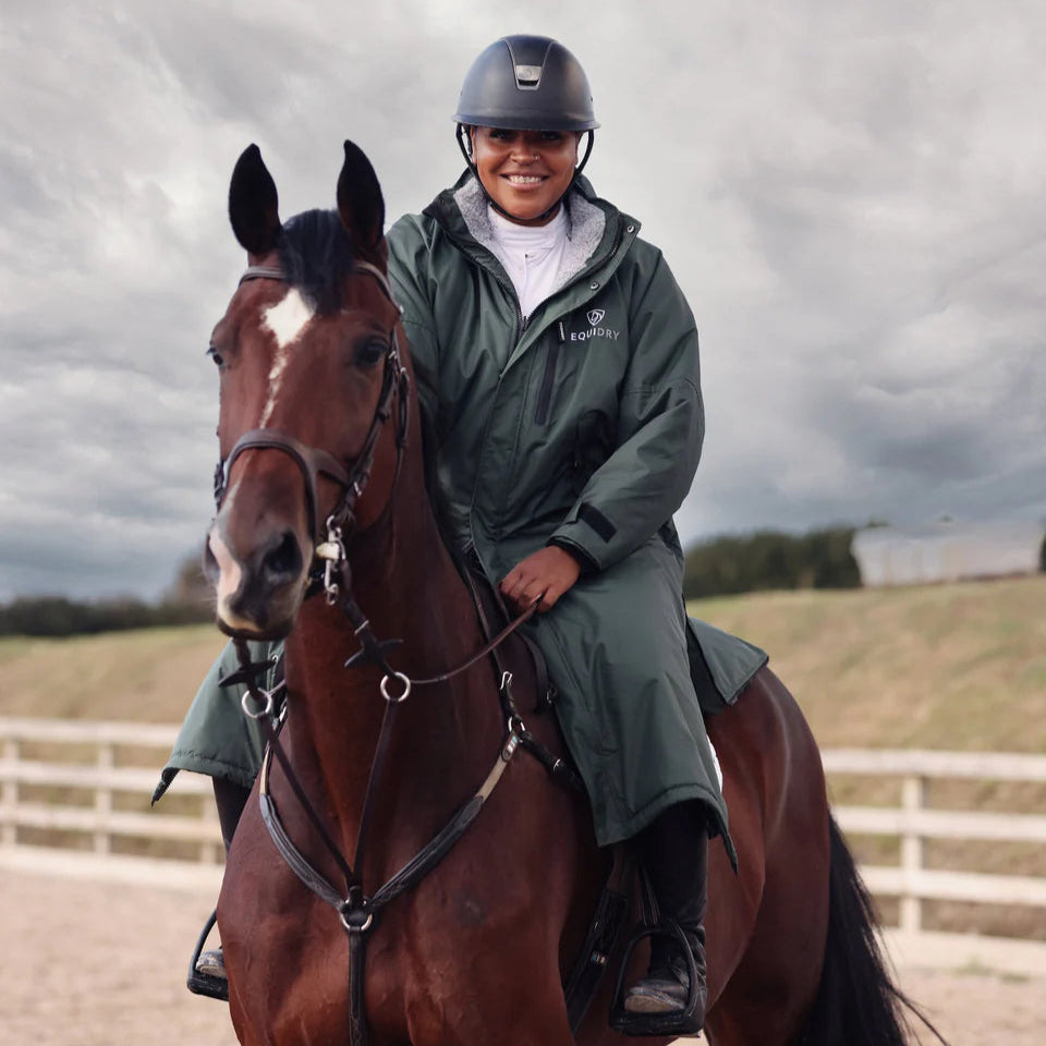 EQUIDRY Women's Thick Fleece Evolution Stowaway Hood #colour_black-forest-green-grey